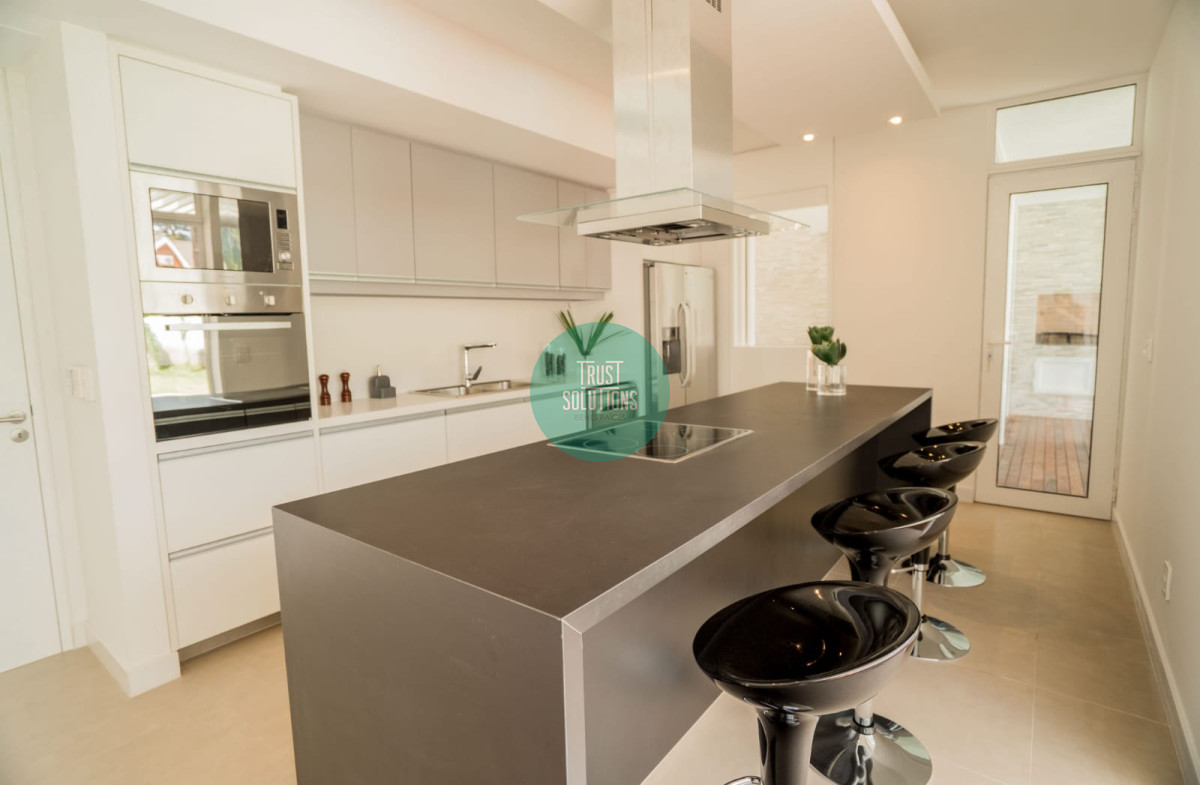 Casa ID.320 - Venta Espectacular Casa 4D y dep serv en barrio privado Mansa Punta con Piscina climatizada 