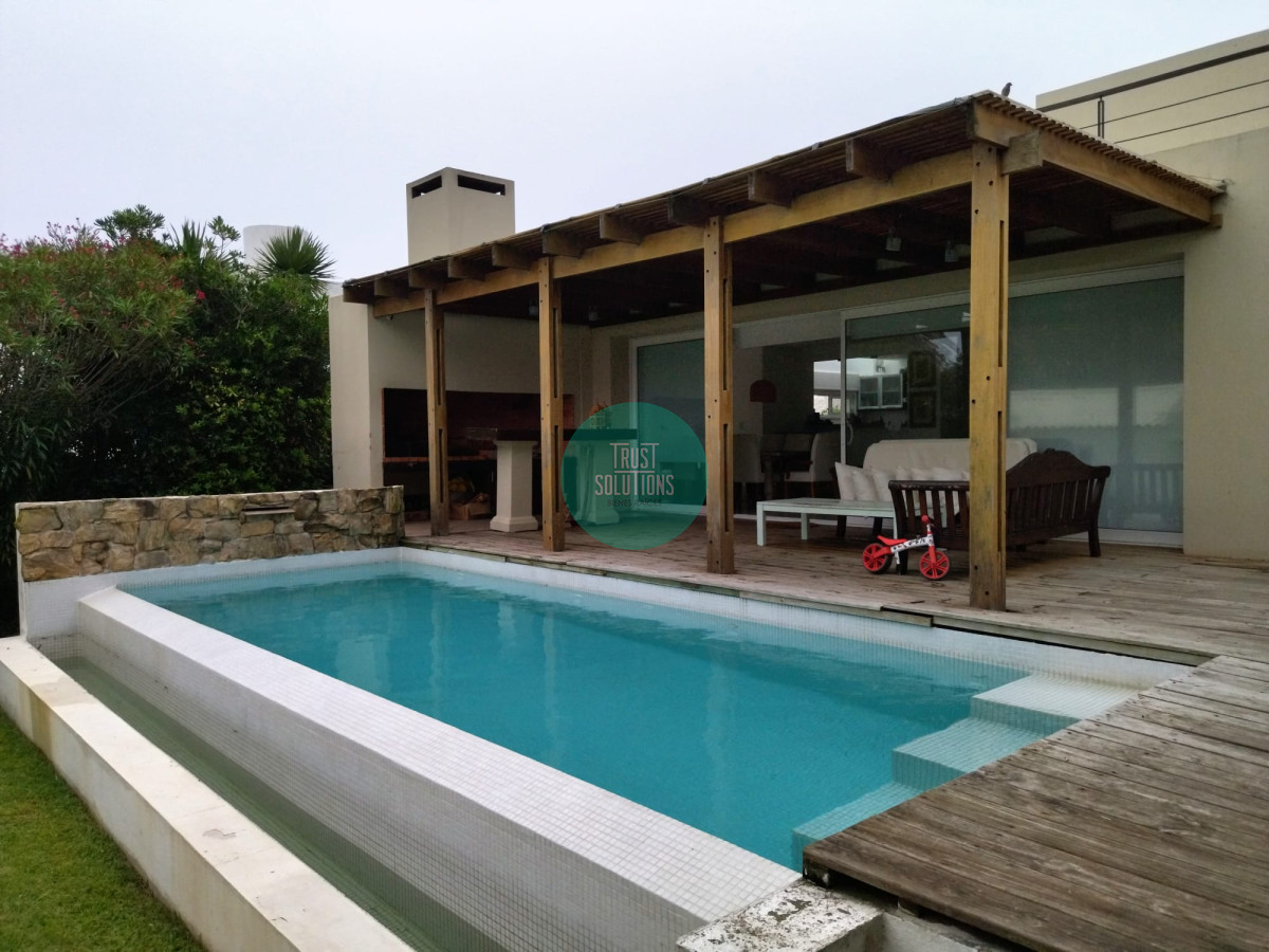 Casa ID.89 - Venta Casa Faro Punta 4D dep huéspedes y Piscina 