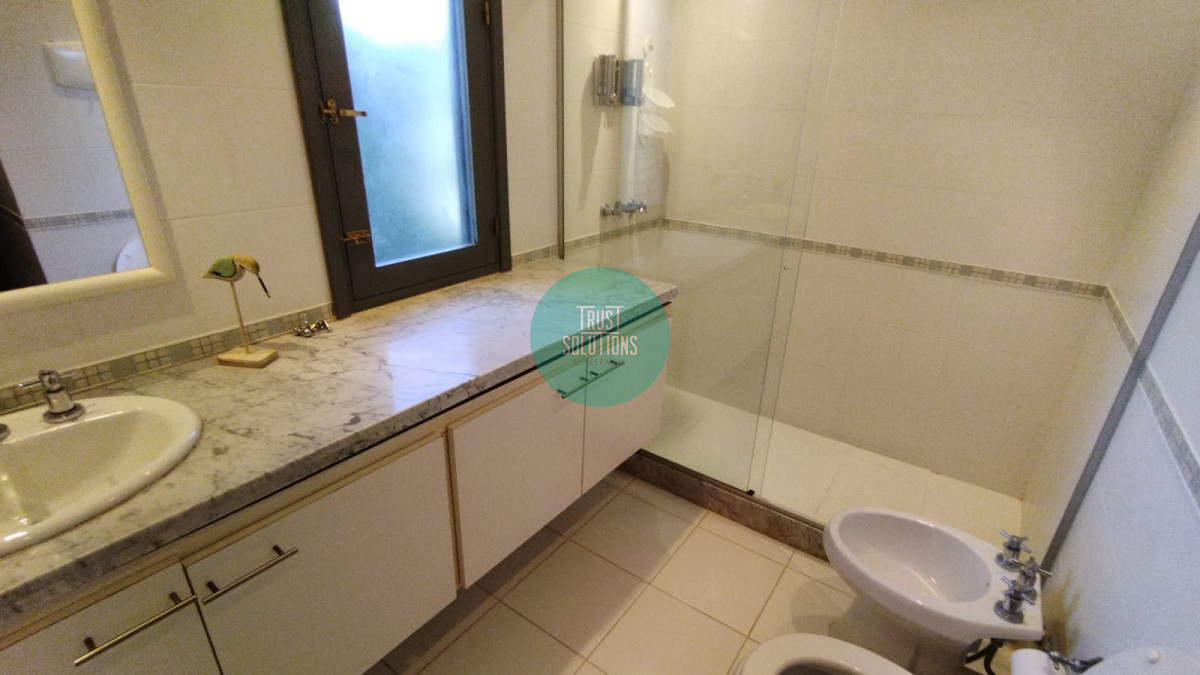 Casa ID.1379 - Venta Alquiler Anual y de Temporada Casa 5 suites y dep de huéspedes Brava Punta con Piscina 