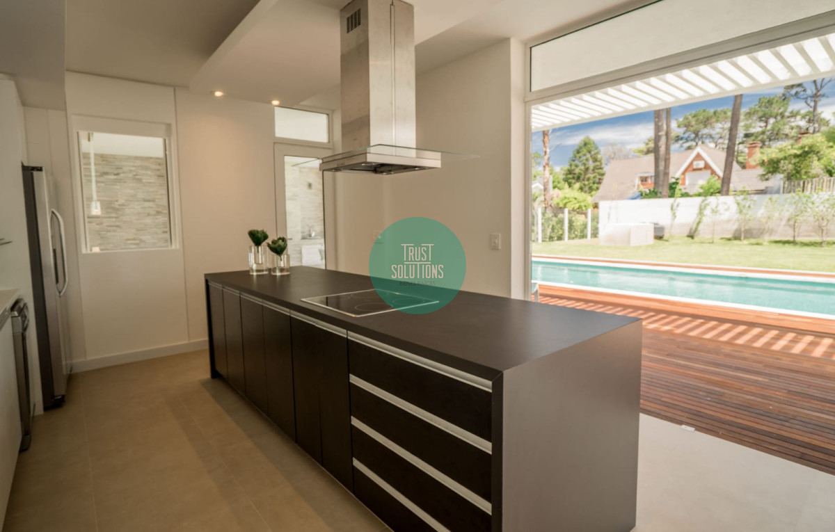 Casa ID.320 - Venta Espectacular Casa 4D y dep serv en barrio privado Mansa Punta con Piscina climatizada 