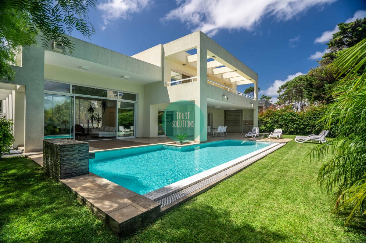 Casa ID.469 - Venta y Alquiler Anual  Casa 4D y dep de serv Barrio Privado Mansa con Piscina climatizada 