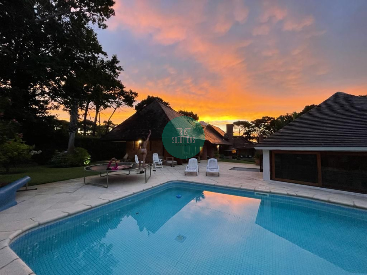 Casa ID.851 - Venta y Alquiler de Temporada Casa 5D Lugano Punta con Piscina climatizada y Barbacoa 