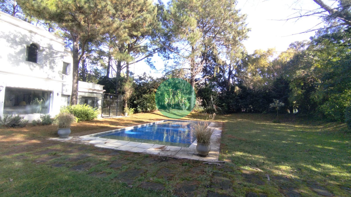Casa ID.1379 - Venta Alquiler Anual y de Temporada Casa 5 suites y dep de huéspedes Brava Punta con Piscina 