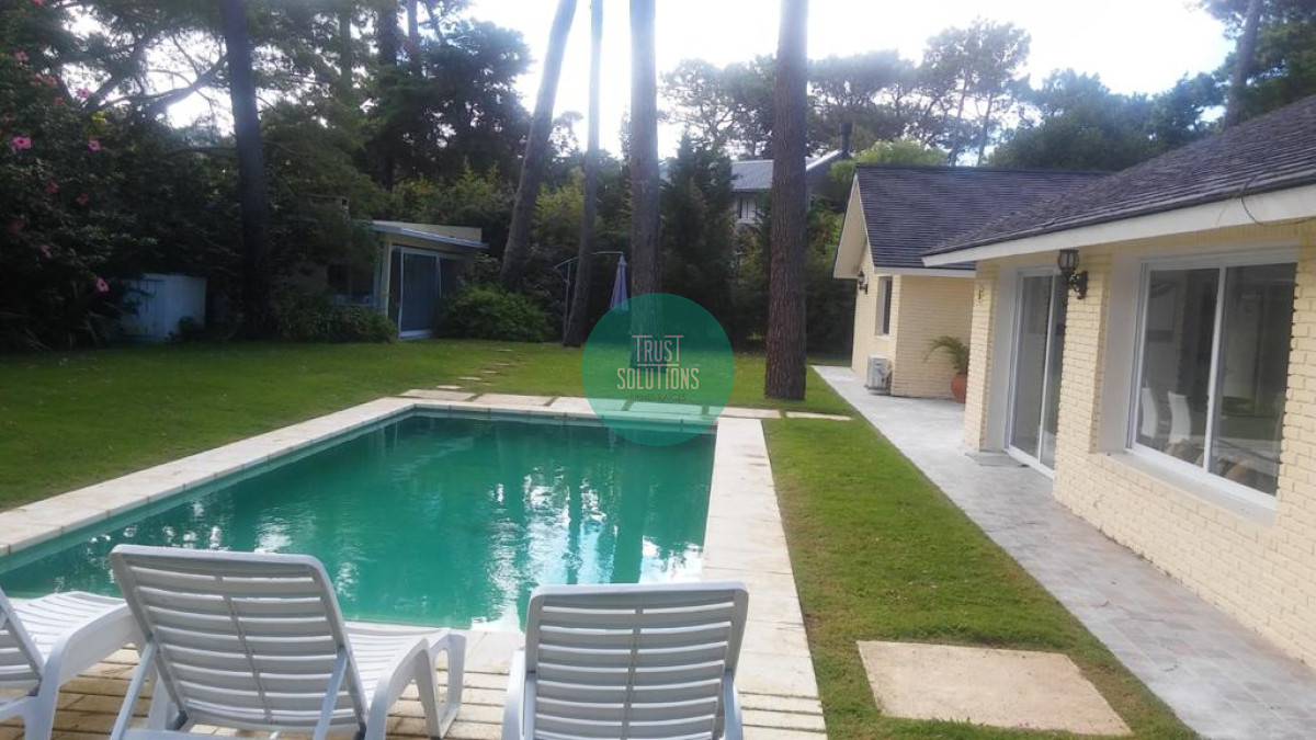 Casa ID.319 - Venta Alquiler Anual y de Temporada Casa 4D y dep de serv Mansa Punta con Piscina climatizada 