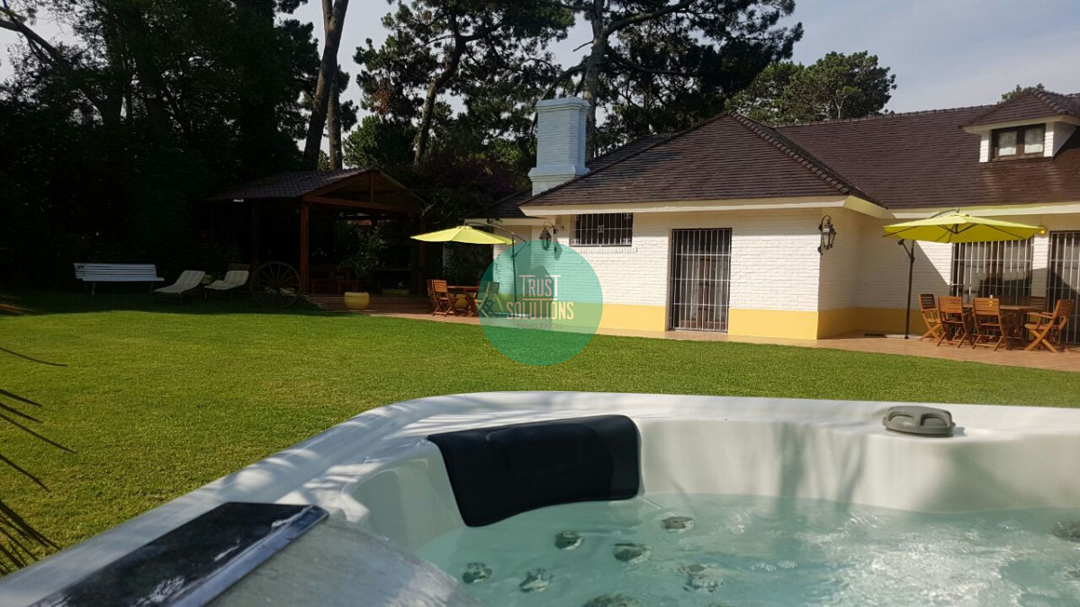 Casa ID.708 - Venta y Alquiler Temporada importante Casa 5D y dep serv Mansa Punta con Piscina 
