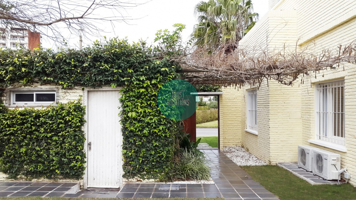 Casa ID.470 - Venta Alquiler Anual y de Temporada Casa 4D y dep de serv Mansa Punta con Piscina climatizada y Amplia Barbacoa 