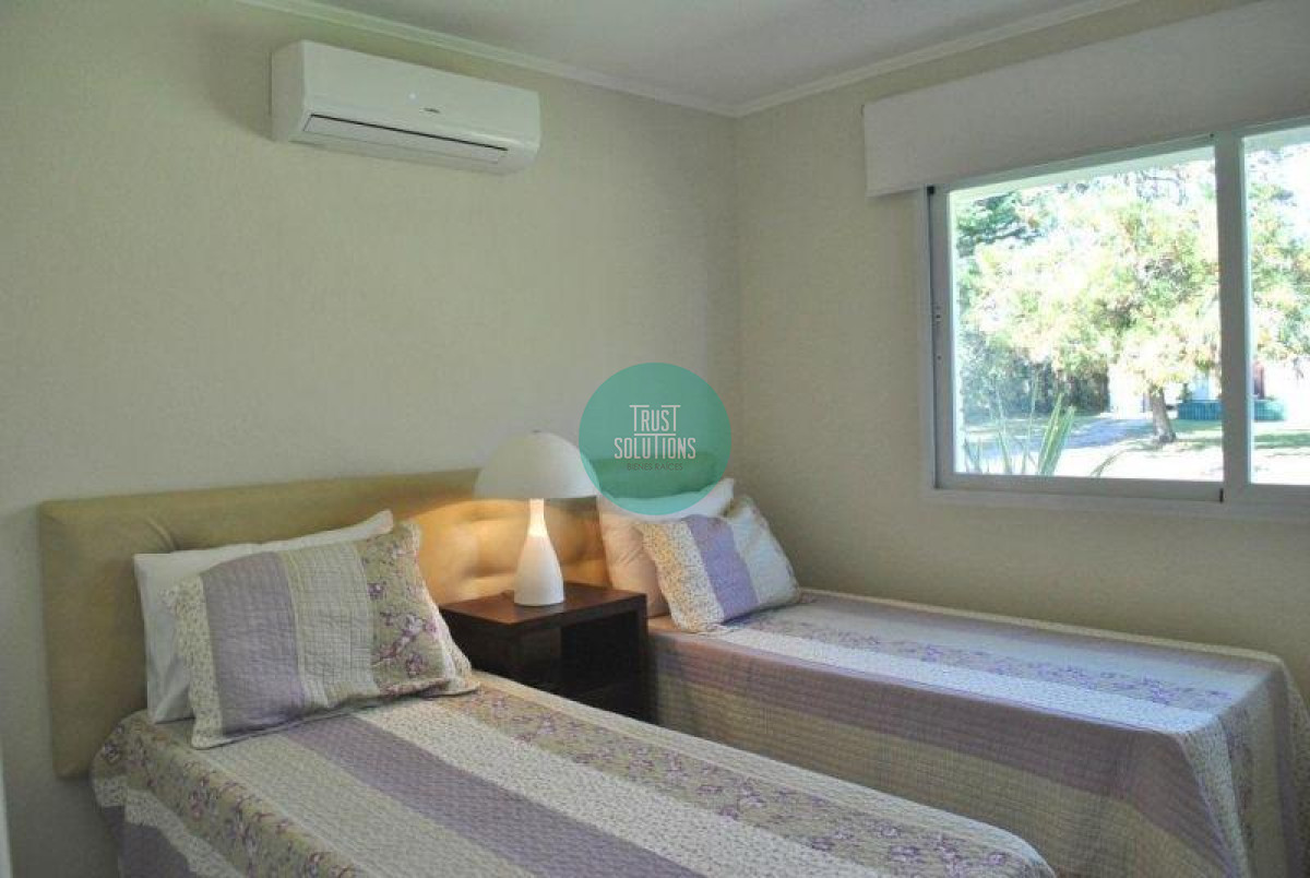 Casa ID.319 - Venta Alquiler Anual y de Temporada Casa 4D y dep de serv Mansa Punta con Piscina climatizada 