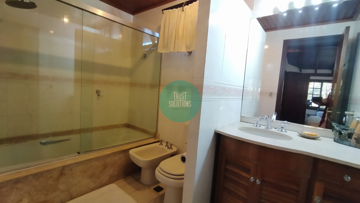 Casa ID.491 - Venta y Alquiler de Temporada Casa 4D y dep de serv Mansa Punta con Piscina a mts del mar