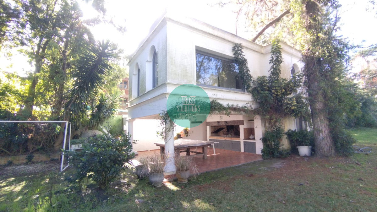 Casa ID.1379 - Venta Alquiler Anual y de Temporada Casa 5 suites y dep de huéspedes Brava Punta con Piscina 