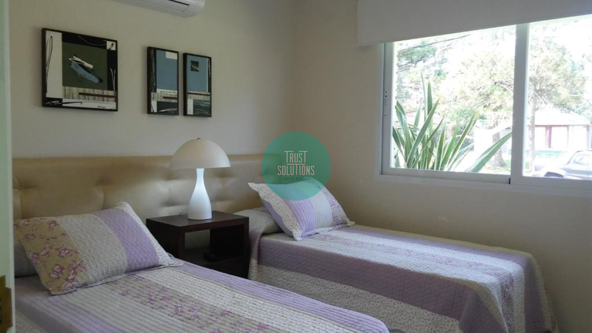 Casa ID.319 - Venta Alquiler Anual y de Temporada Casa 4D y dep de serv Mansa Punta con Piscina climatizada 