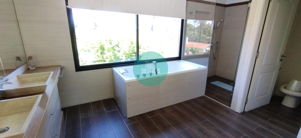 Casa ID.1205 - Alquiler Anual y de Temporada Casa 5D Brava Punta con Piscina 