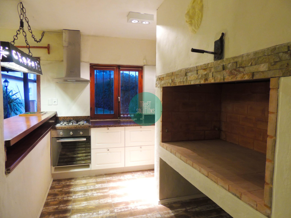 Casa ID.470 - Venta Alquiler Anual y de Temporada Casa 4D y dep de serv Mansa Punta con Piscina climatizada y Amplia Barbacoa 