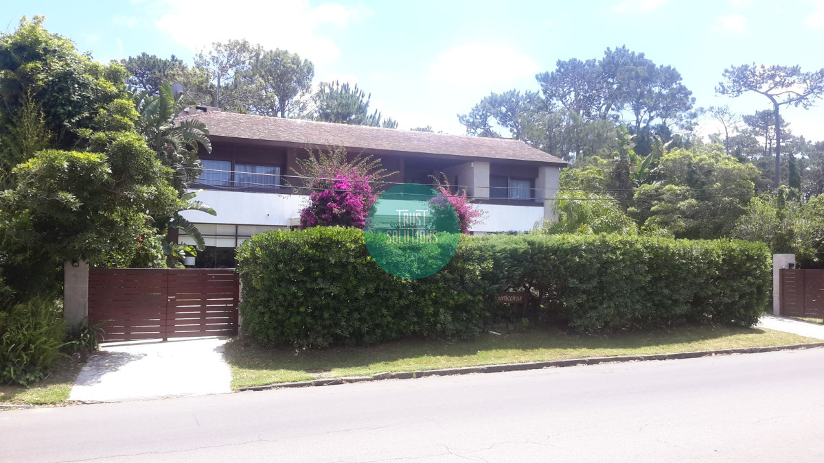 Casa ID.206 - Venta Alquiler Anual Casa Mansa Punta 5D y dep con Piscina  