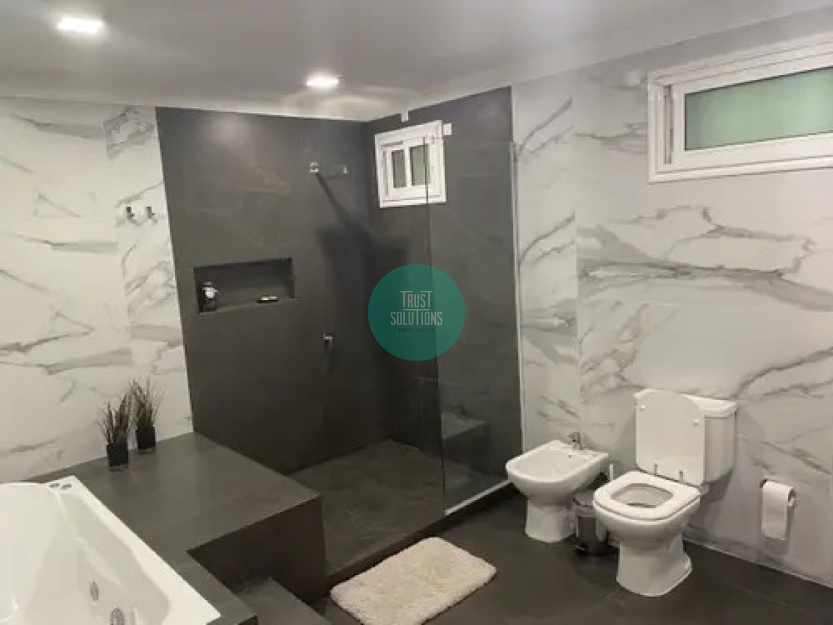 Casa ID.826 - Venta y Alquiler Anual Casa 5D Lugano Punta con Piscina y Barbacoa 