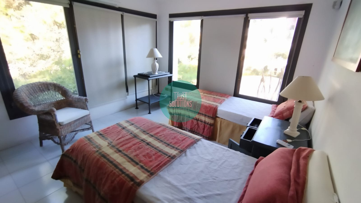 Casa ID.1379 - Venta Alquiler Anual y de Temporada Casa 5 suites y dep de huéspedes Brava Punta con Piscina 