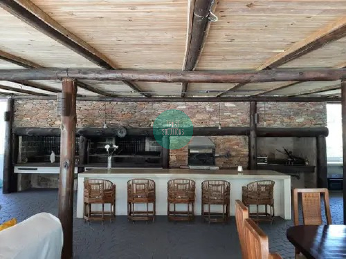 Casa ID.826 - Venta y Alquiler Anual Casa 5D Lugano Punta con Piscina y Barbacoa 