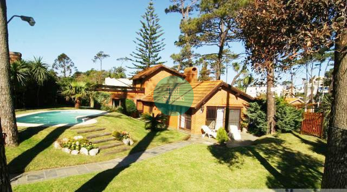 Casa ID.491 - Venta y Alquiler de Temporada Casa 4D y dep de serv Mansa Punta con Piscina a mts del mar
