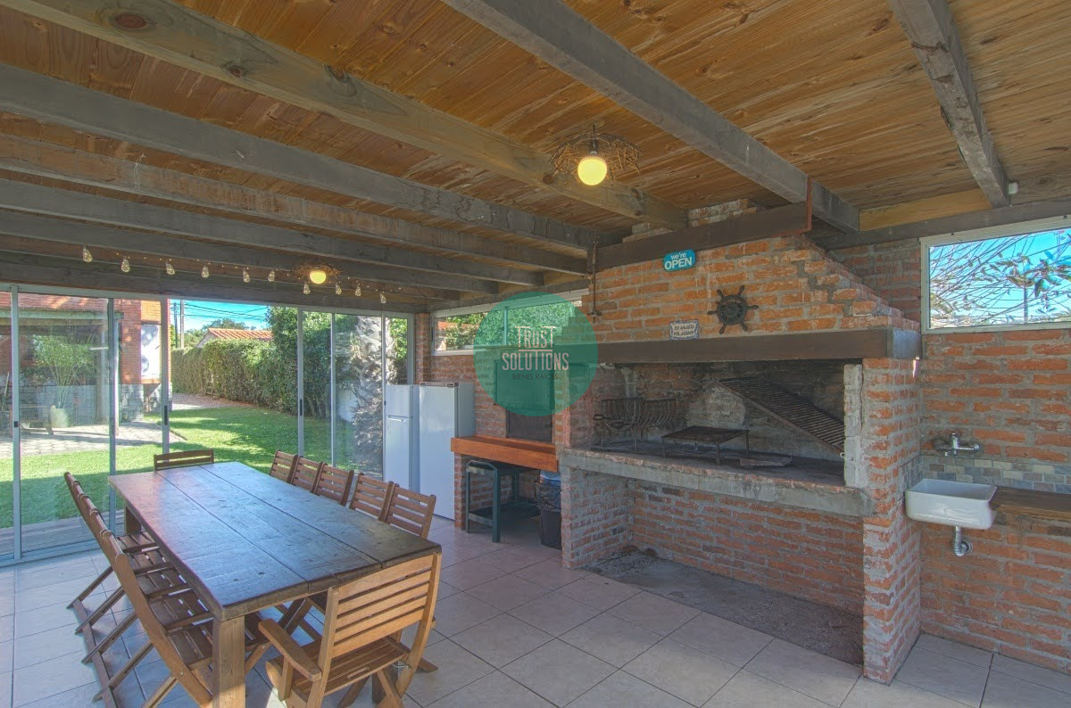 Casa ID.108 - Venta Alquiler Anual y de temporada excelente Casa 6D en la zona del Faro Punta con Piscina y Barbacoa  