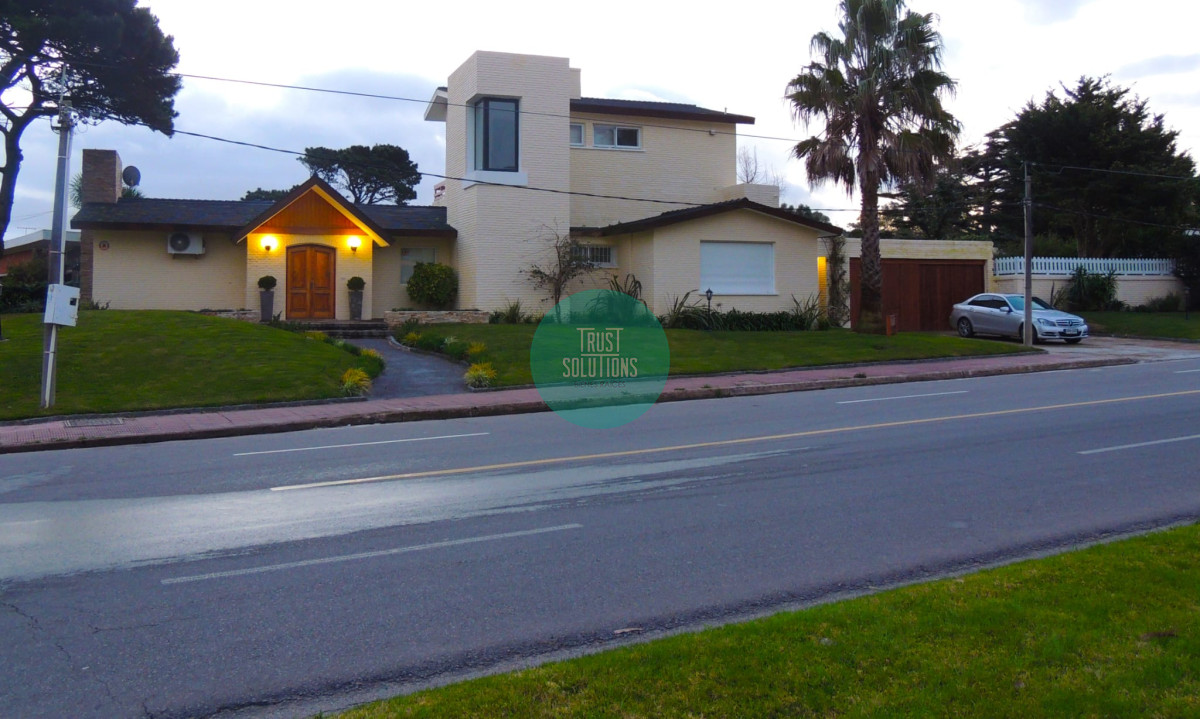 Casa ID.470 - Venta Alquiler Anual y de Temporada Casa 4D y dep de serv Mansa Punta con Piscina climatizada y Amplia Barbacoa 