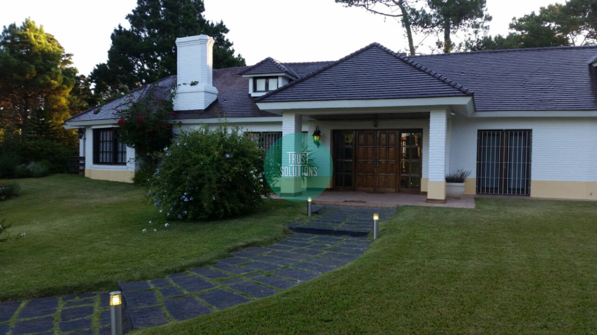 Casa ID.708 - Venta y Alquiler Temporada importante Casa 5D y dep serv Mansa Punta con Piscina 