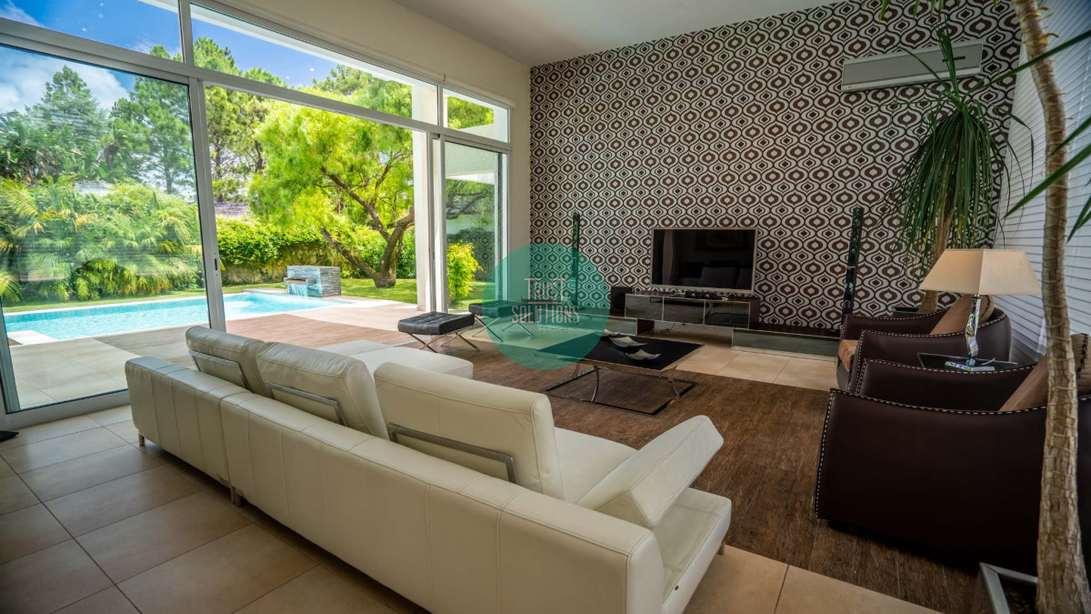 Casa ID.469 - Venta y Alquiler Anual  Casa 4D y dep de serv Barrio Privado Mansa con Piscina climatizada 