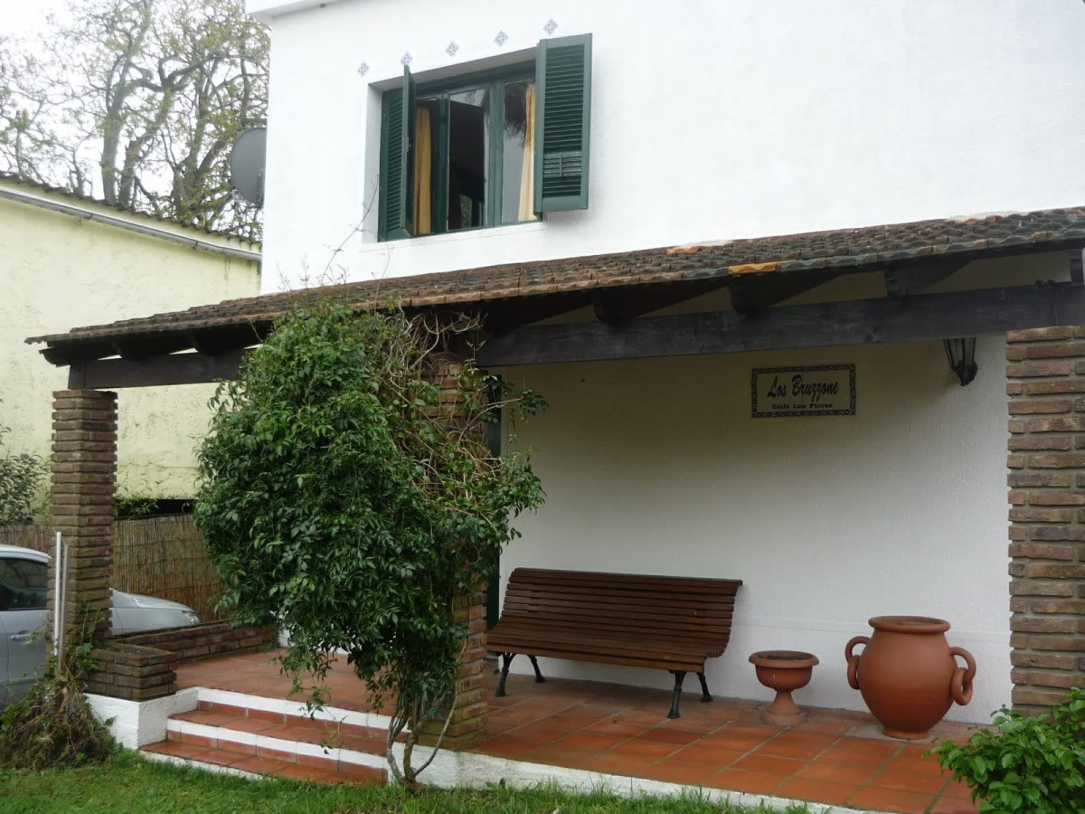 Casa estilo casco antiguo de 2 plantas completamente reciclada conservando su estilo original, con una moderna barbacoa nueva.