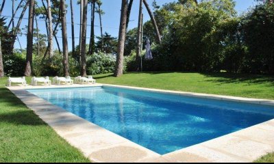 Venta Casa 4D y dep de serv Mansa Punta con Piscina climatizada