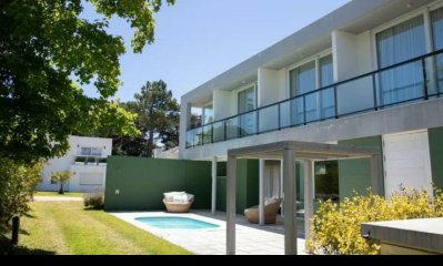 Venta Casa 5 suites Barrio privado Mansa Punta con Piscina