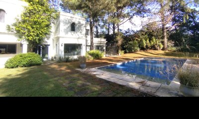Venta y Alquiler de Temporada Casa 5 suites y dep de huéspedes Brava Punta con Piscina