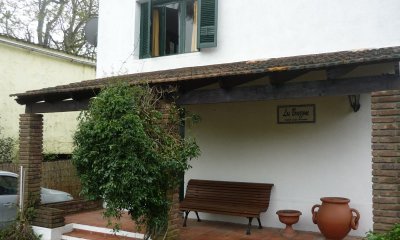 Casa estilo casco antiguo de 2 plantas completamente reciclada conservando su estilo original, con una moderna barbacoa nueva.
