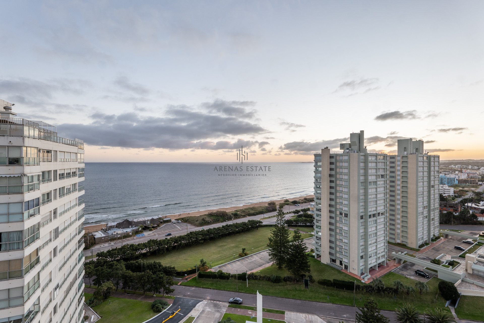 Apartamento ID.723 - FRENTE A PLAYA MANSA !! 1 DORMITORIO Y MEDIO !!! PISO ALTO !! COCHERA !!! BAJOS GASTOS COMUNES