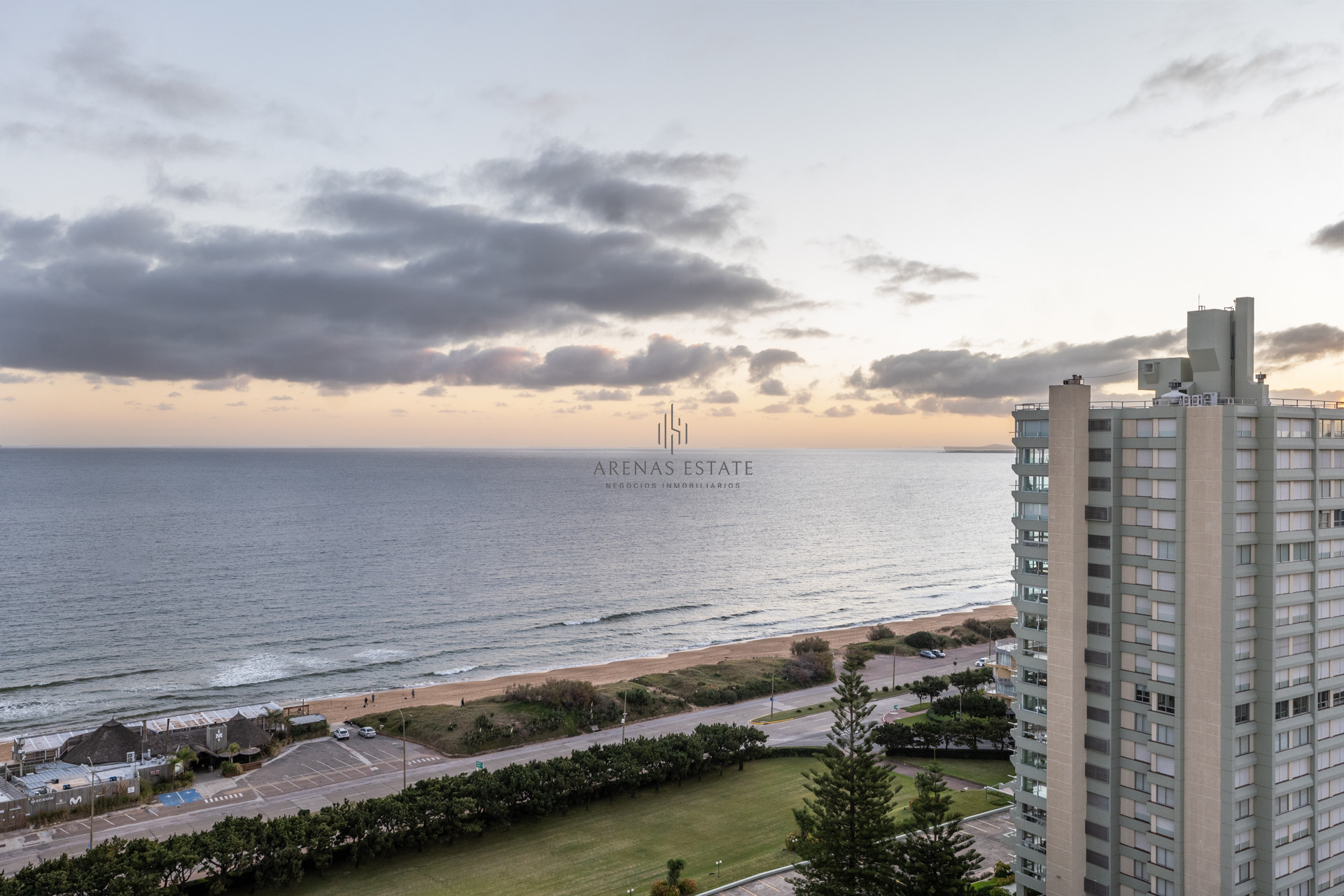 Apartamento ID.723 - FRENTE A PLAYA MANSA !! 1 DORMITORIO Y MEDIO !!! PISO ALTO !! COCHERA !!! BAJOS GASTOS COMUNES