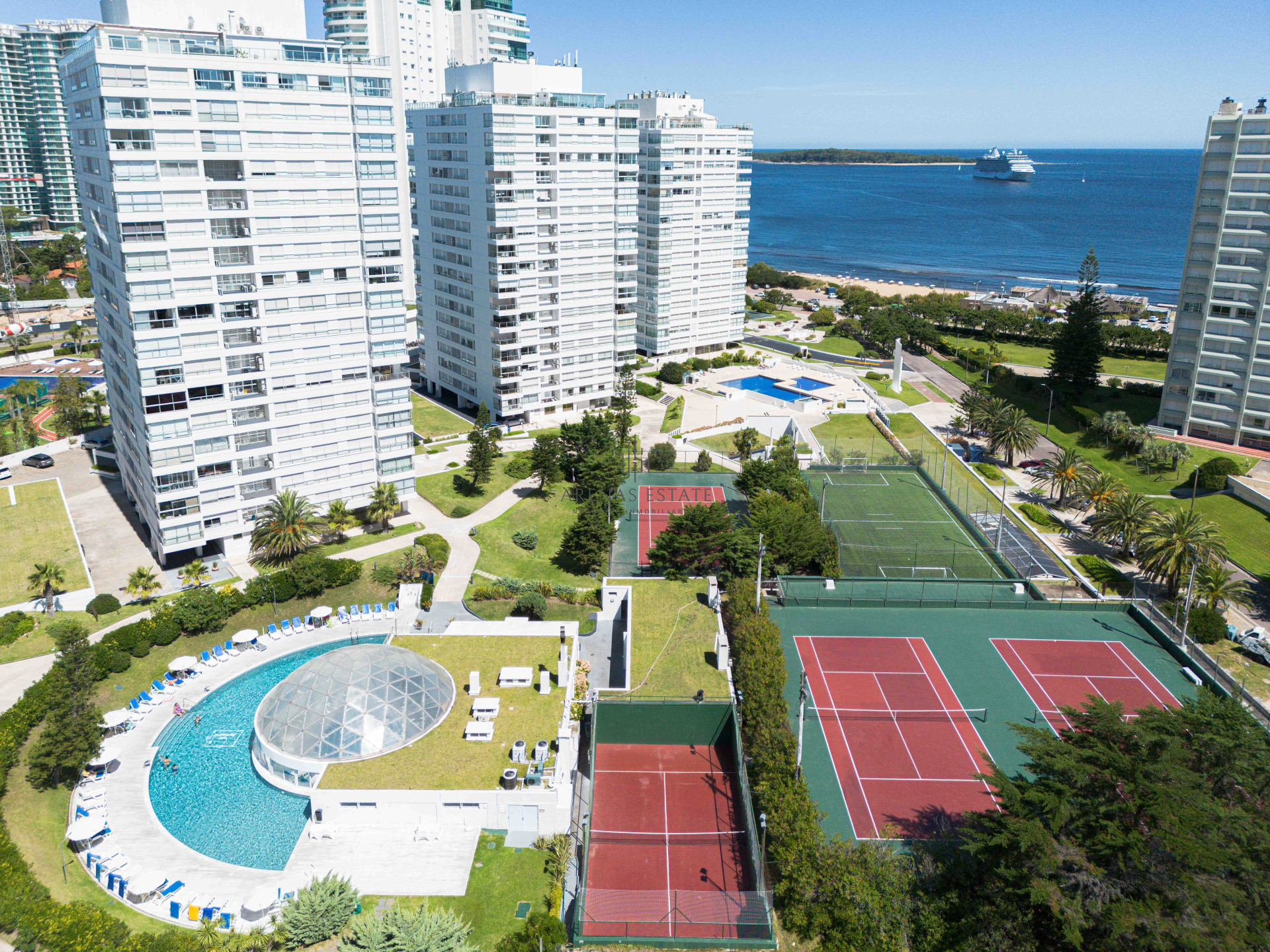 Apartamento ID.723 - FRENTE A PLAYA MANSA !! 1 DORMITORIO Y MEDIO !!! PISO ALTO !! COCHERA !!! BAJOS GASTOS COMUNES