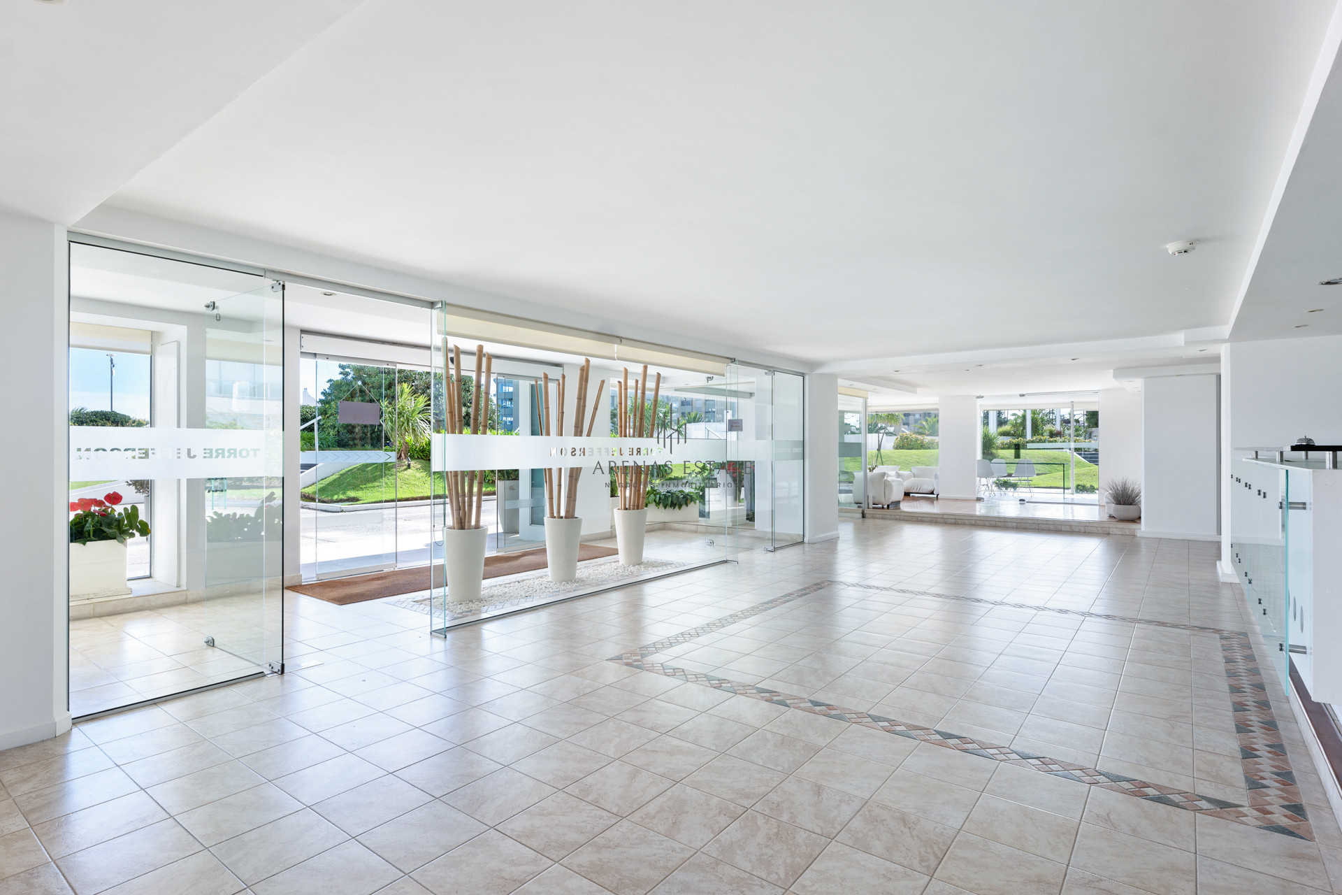 Apartamento ID.723 - FRENTE A PLAYA MANSA !! 1 DORMITORIO Y MEDIO !!! PISO ALTO !! COCHERA !!! BAJOS GASTOS COMUNES