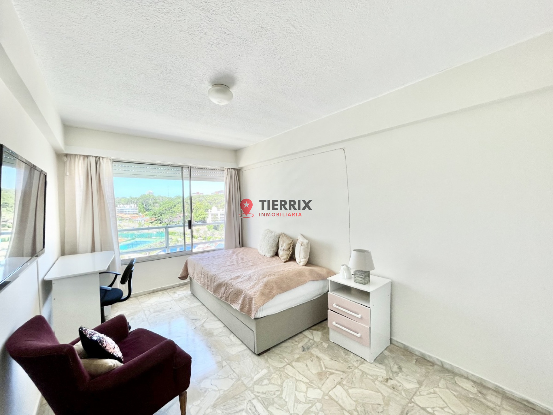 Apartamento ID.203 - SE VENDE EN LINCOLN CENTER !!! 2 DORMITORIOS Y MEDIO !! VISTA AL BOSQUE !! COCINA RECICLADA !! PLAYA MANSA !!!