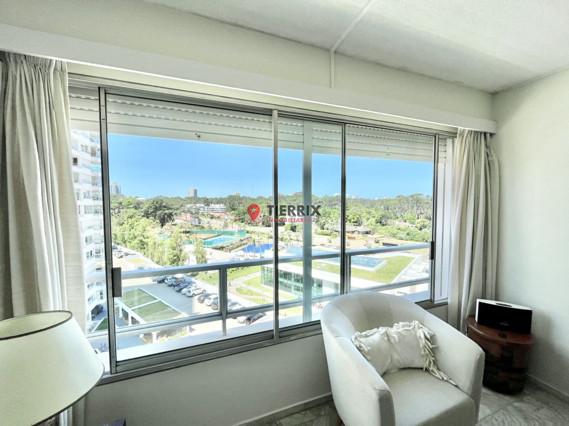 Apartamento ID.203 - SE VENDE EN LINCOLN CENTER !!! 2 DORMITORIOS Y MEDIO !! VISTA AL BOSQUE !! COCINA RECICLADA !! PLAYA MANSA !!!