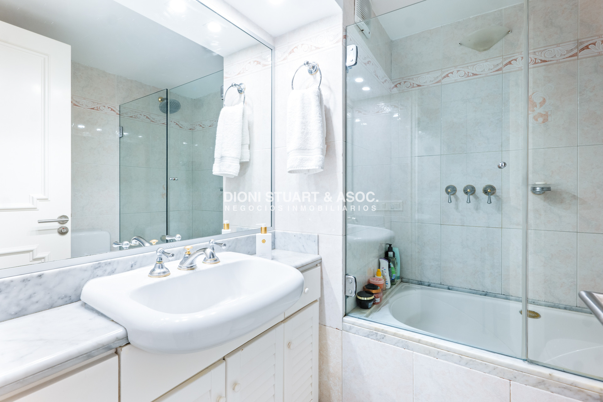 Apartamento ID.844 - Apartamento en Beverly Tower - Alquiler de Temporada - 3 Dorm en suite + Dep.