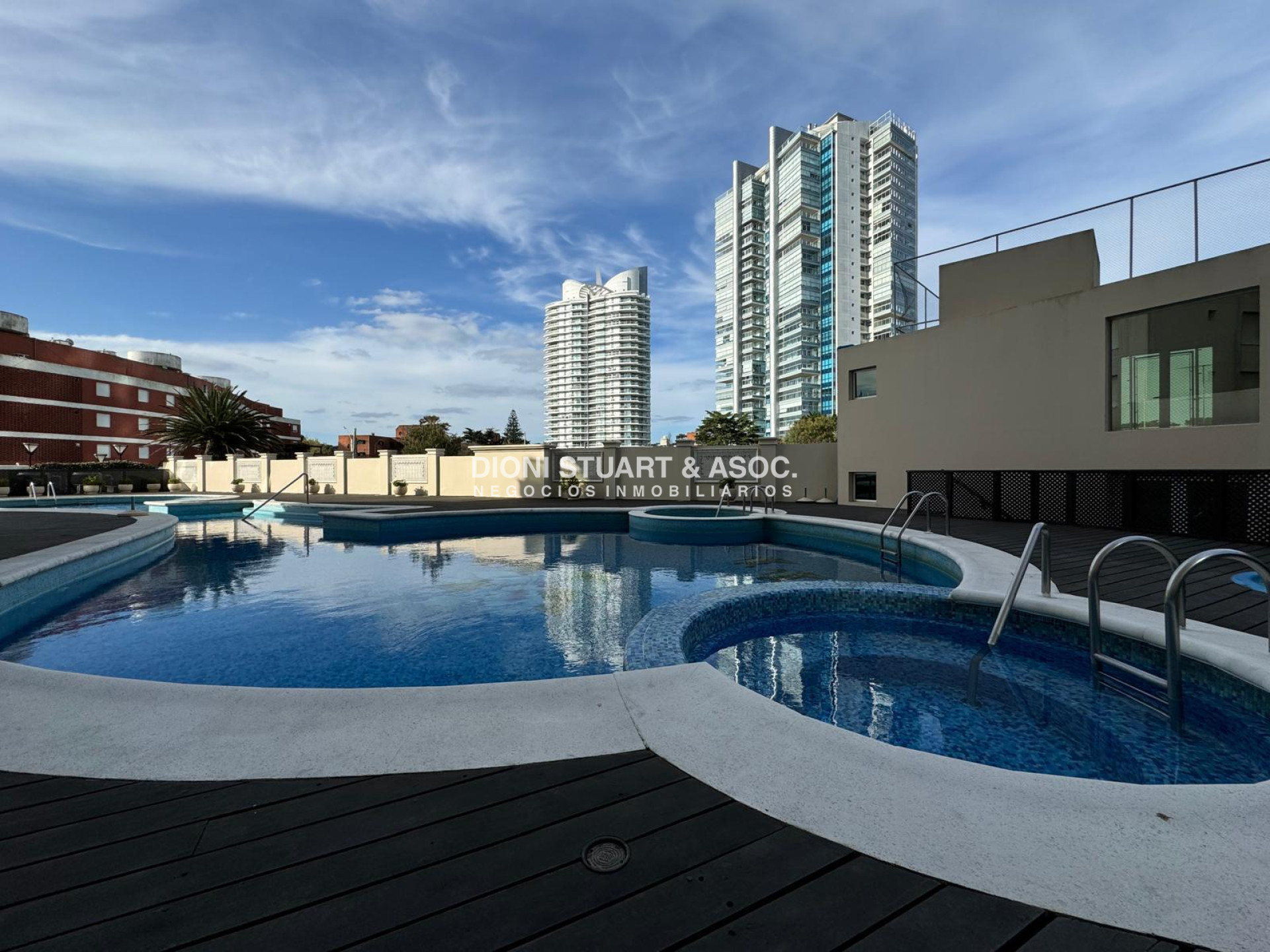 Apartamento ID.341 - Coral Tower - En venta - 3 Dormitorios en Suite + Dependencia