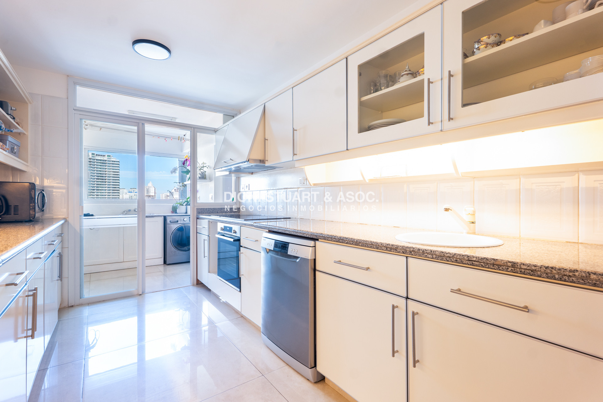 Apartamento ID.844 - Apartamento en Beverly Tower - Alquiler de Temporada - 3 Dorm en suite + Dep.