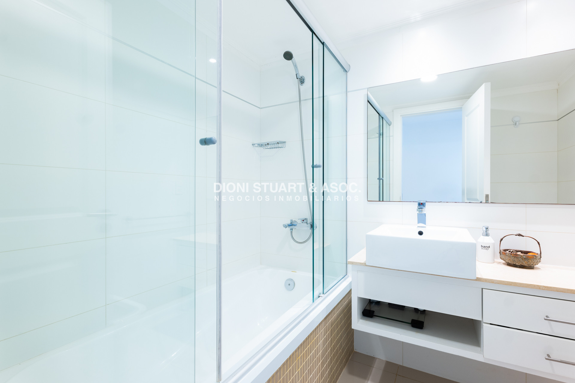 Apartamento ID.820 - APARTAMENTO EN VENTA EN PLAYA MANSA DE 2 DORMITORIOS CON PARRILLERO
