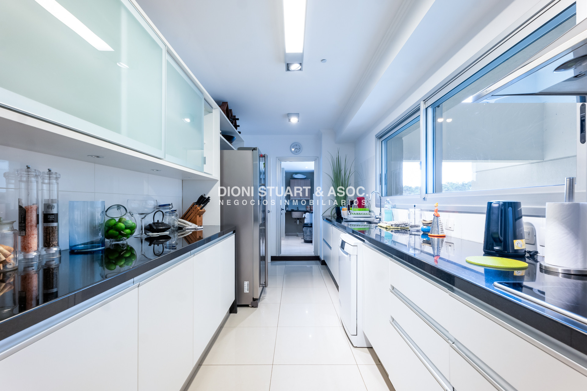 Apartamento ID.939 - TORRE LOBOS DEPARTAMENTO CENTRAL EN VENTA DE 3 DORMITORIOS EN SUITE + DEP. SERV. - PRIMERA LINEA PLAYA BRAVA