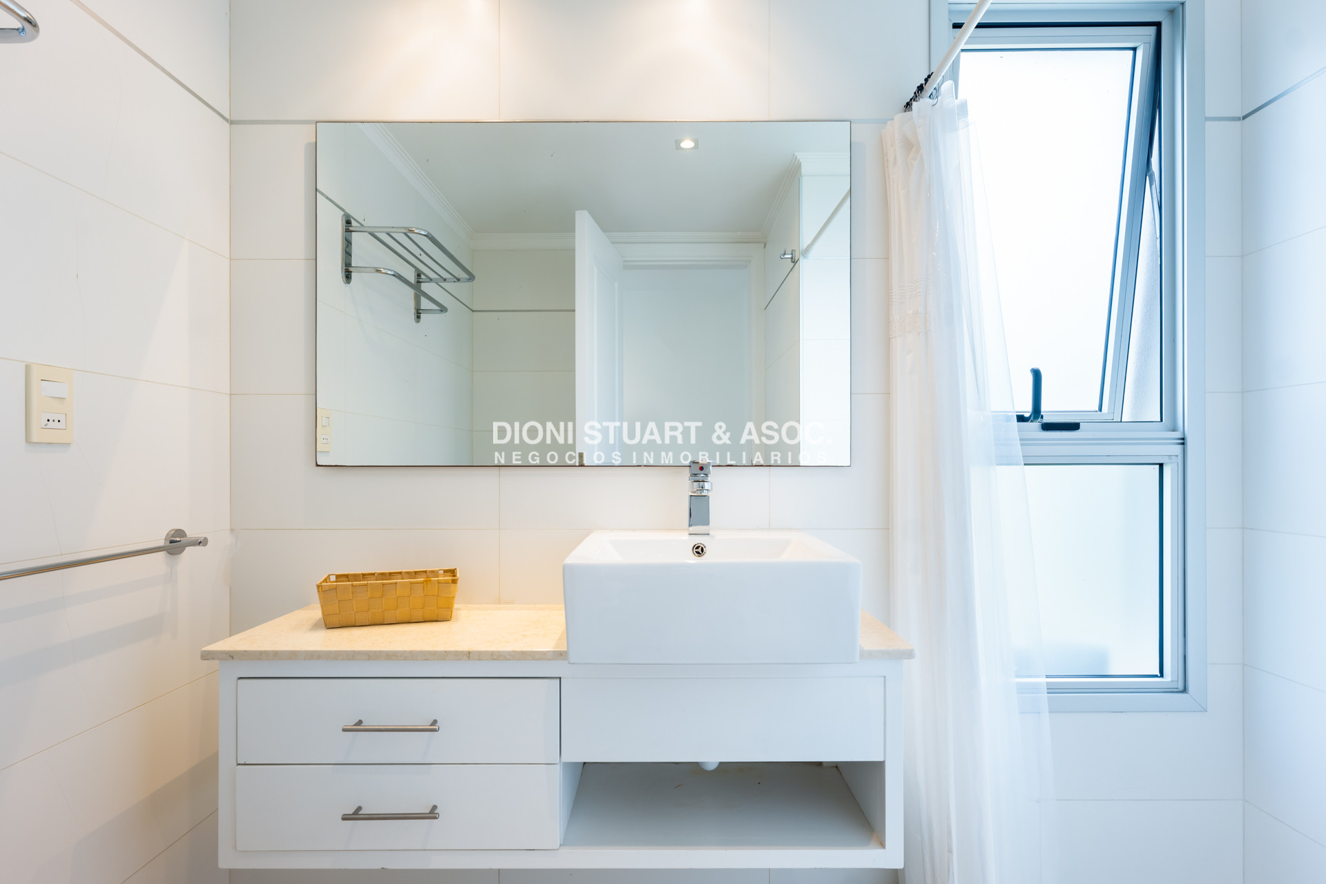 Apartamento ID.860 - APARTAMENTO EN VENTA EN PLAYA MANSA DE 2 DORMITORIOS CON PARRILLERO - EDIFICIO MONET