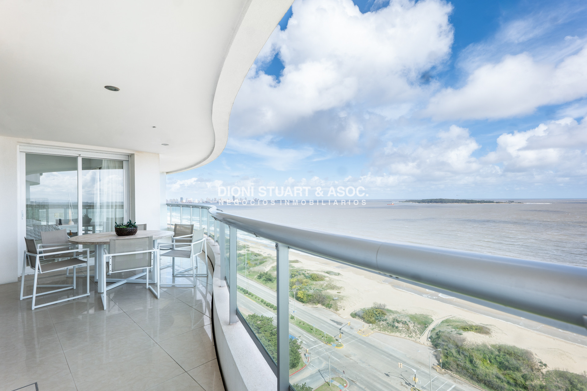 Apartamento ID.1082 - ALQUILER TEMPORADA - ANUAL O INVERNAL - APARTAMENTO EN TORRE AQUARELA - 3 DORMITORIOS EN SUITE - PLAYA MANSA