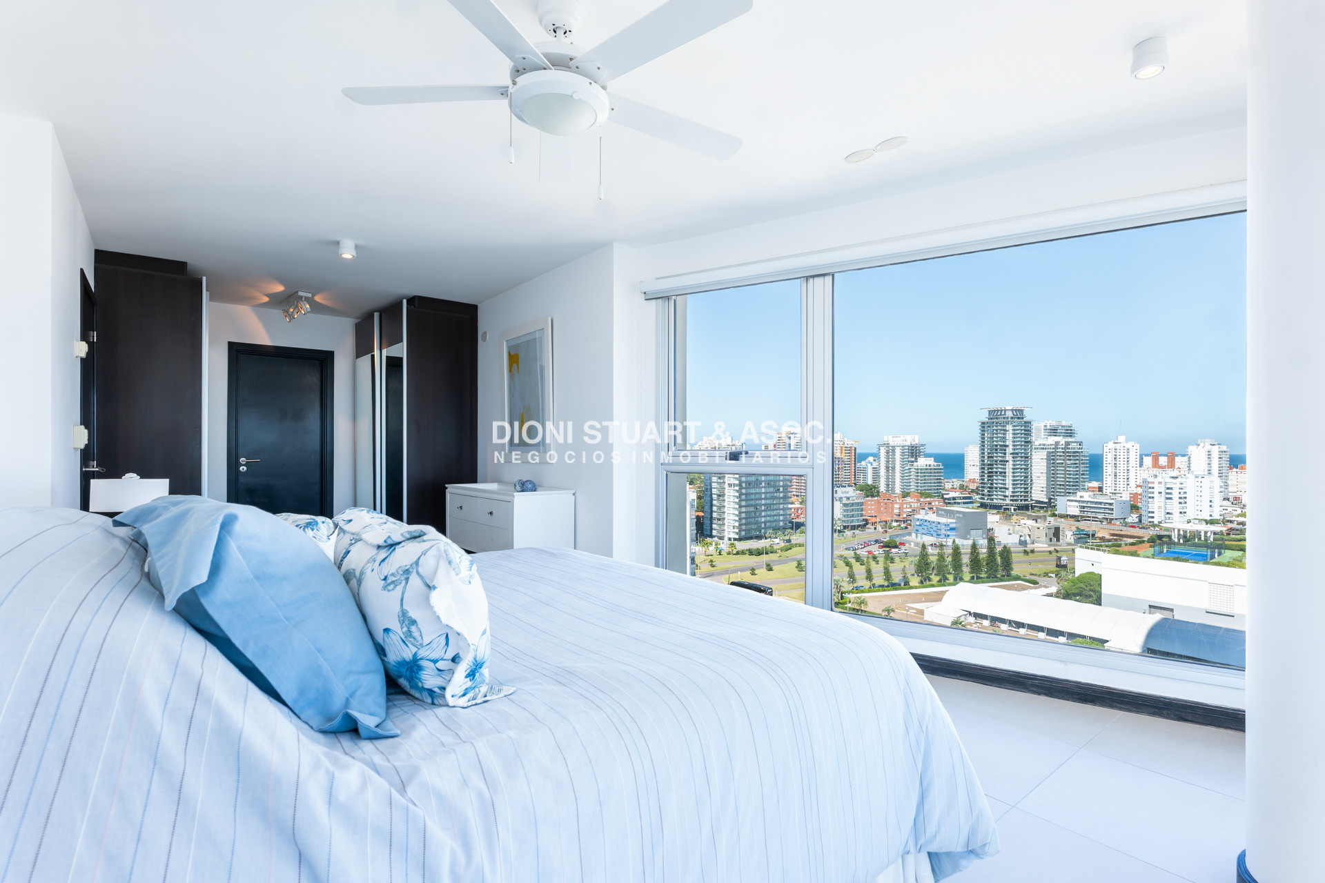 Apartamento ID.938 - GALA TOWER DEPARTAMENTO ESQUINERO 3 DORMITORIOS VISTA AL MAR - PLAYA MANSA - CON PARRILLERO