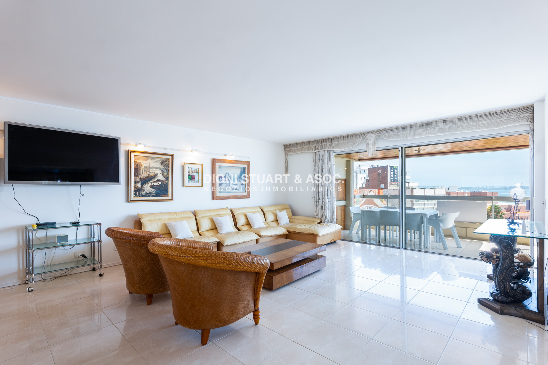 Apartamento ID.921 - DEPARTAMENTO EN ALQUILER ANUAL O DE TEMPORADA - 4 DORMITORIOS Y DEPENDENCIA - CON PARRILLERO - EDIFICIO EL TORREON - PLAYA MANSA