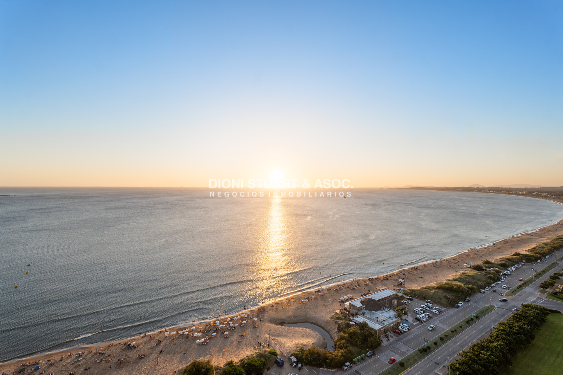 Apartamento ID.910 - DEPARTAMENTO DUPLEX EN AQUARELA - PLAYA MANSA - 4 DORM EN SUITE + DEPENDENCIA
