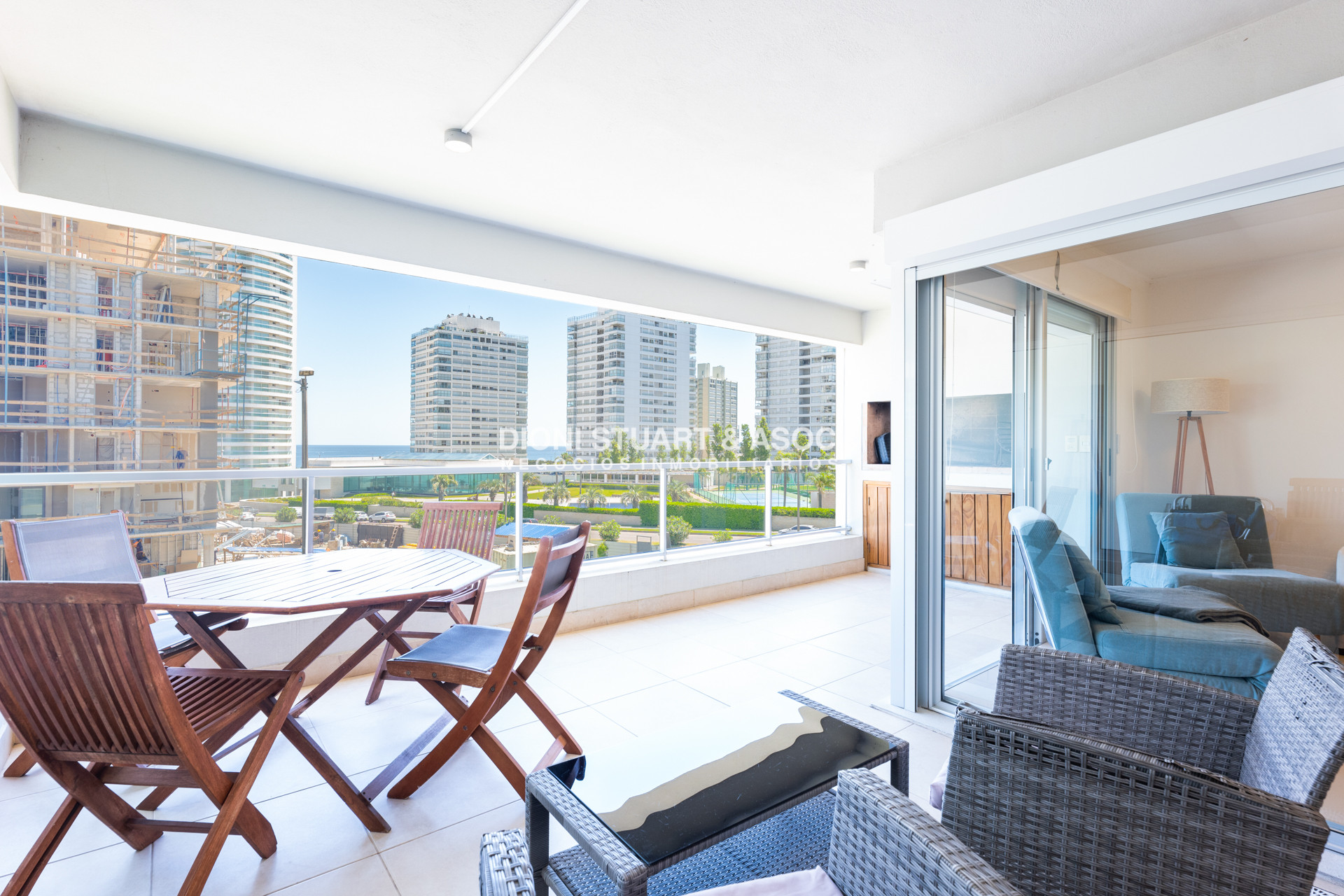 Apartamento ID.820 - APARTAMENTO EN VENTA EN PLAYA MANSA DE 2 DORMITORIOS CON PARRILLERO
