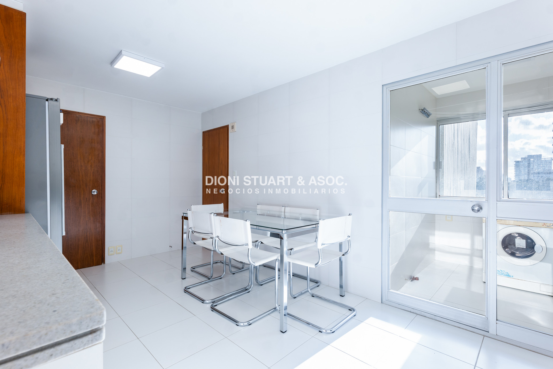 Apartamento ID.1005 - ROOSEVELT CENTER ESQUINERO RECICLADO - 3 DORMITORIOS Y DEP.