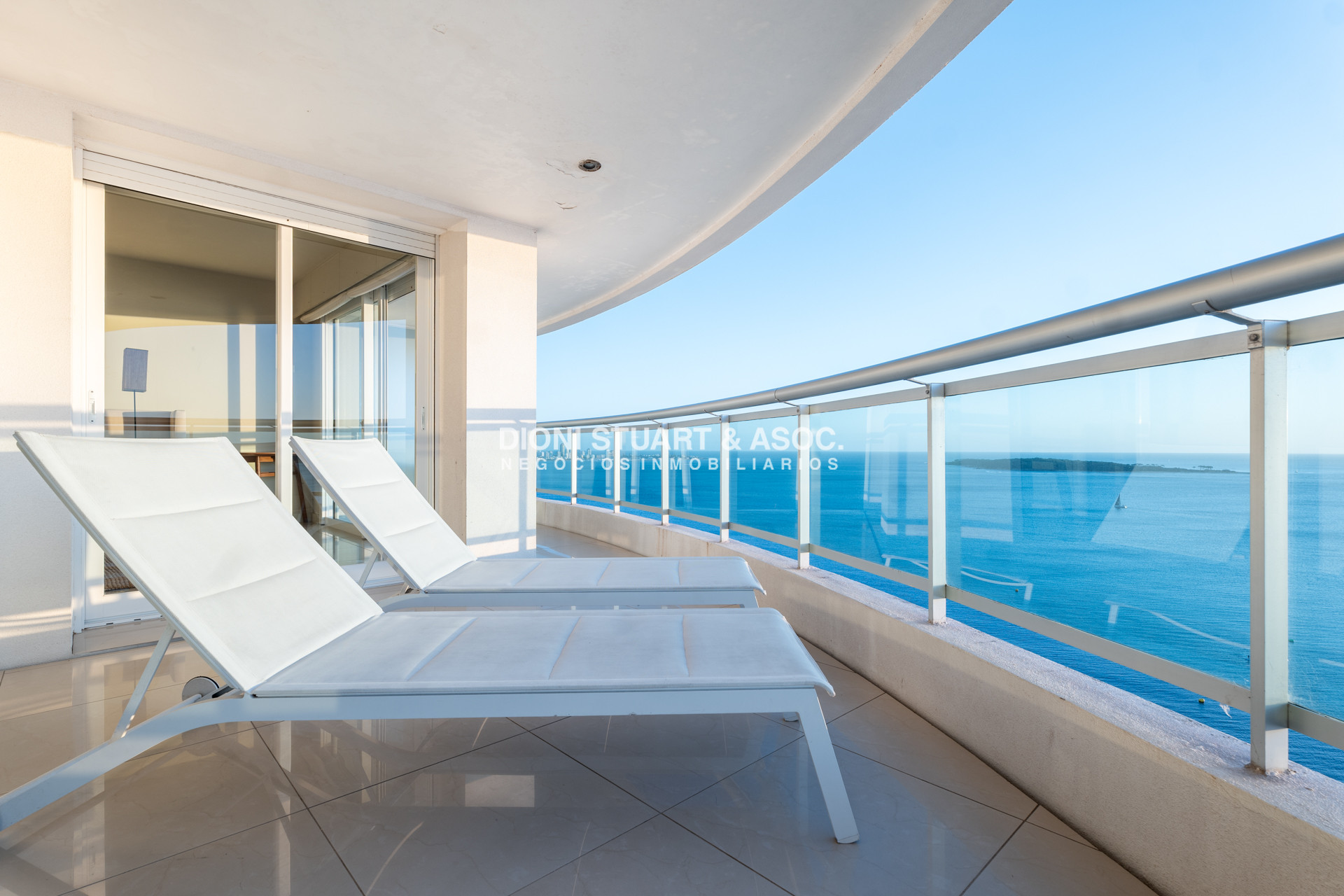 Apartamento ID.910 - DEPARTAMENTO DUPLEX EN AQUARELA - PLAYA MANSA - 4 DORM EN SUITE + DEPENDENCIA