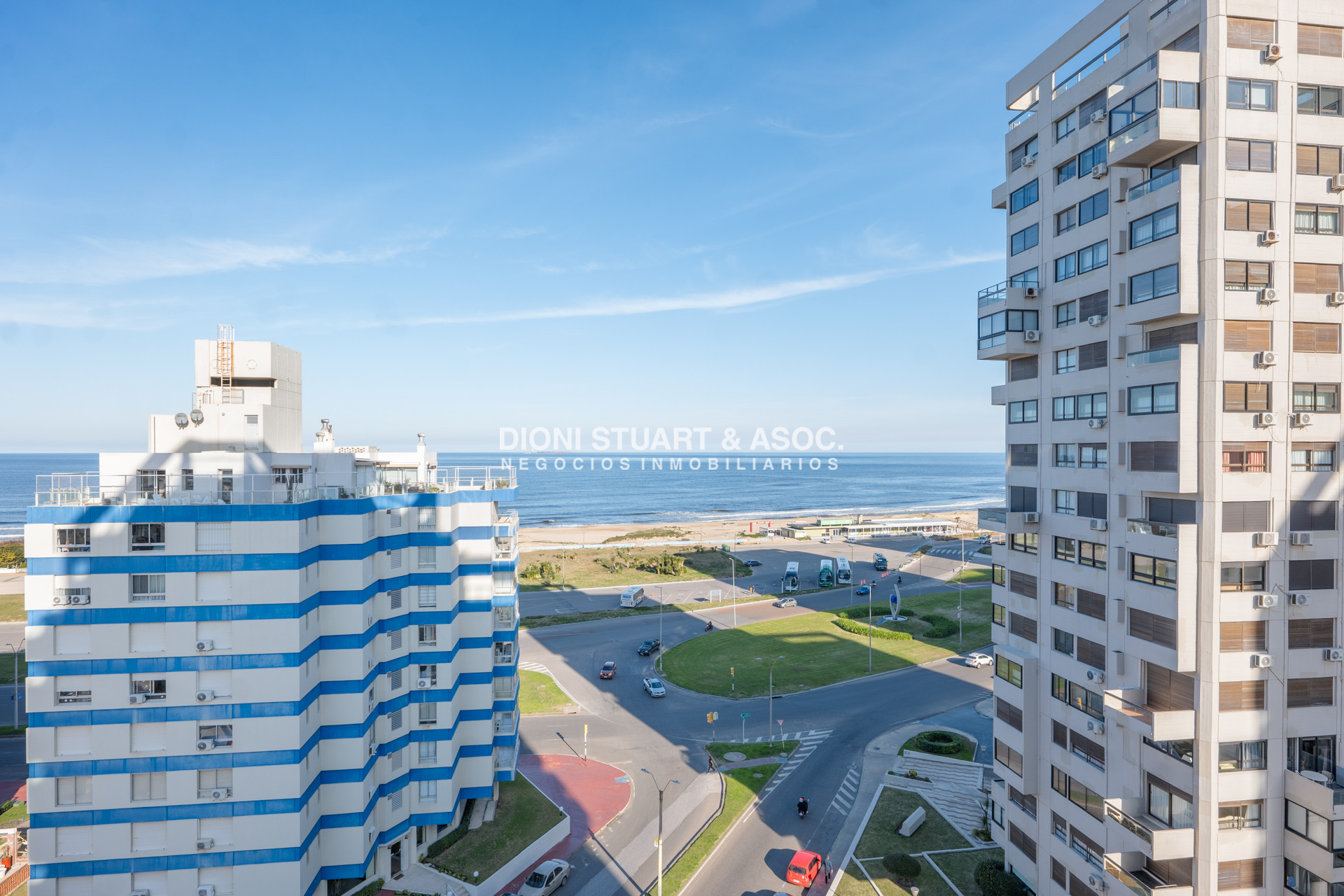 Apartamento ID.1054 - VENTA APARTAMENTO 4 DORMITORIOS RECICLADO - PLAYA BRAVA - PARQUEMAR CENTER 